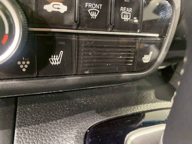 【シートヒーター】シートヒーター装備車です。寒い冬に乗車中とても暖かく快適に移動できます。冷え性の方にピッタリの装備です！