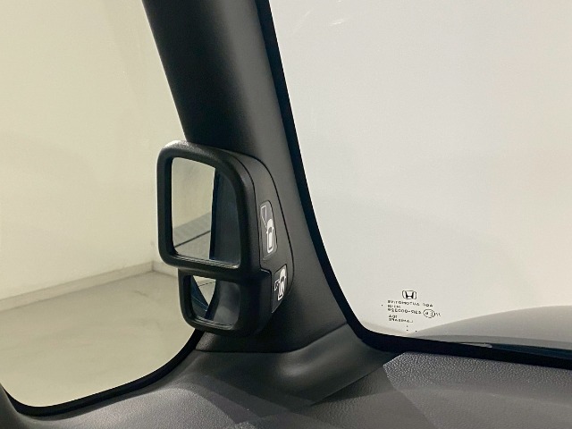 停車時や発進時、対向車とのすれ違いや路肩に寄せるときなど、車両左側前方を確認するときに役立ちます。