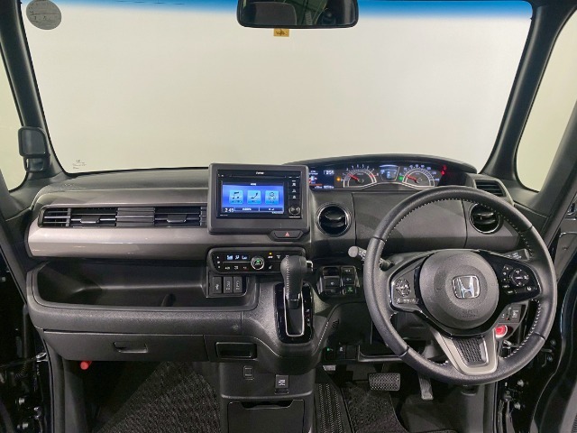 【ルームクリーニング】せっかく乗るならピカピカの車がいいですよね！当店は、他社では省きがちな細部に至るまで、徹底した清掃を行っております。