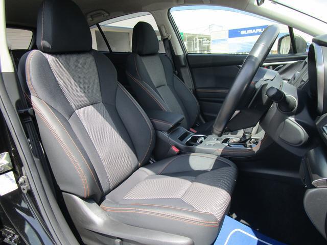 運転席シートです。座り心地を高めた座面構造となっておりますので、近場へのちょとした移動やロングドライブ時など、どんな時でも快適なドライビングを楽しんでいただく事が可能です。