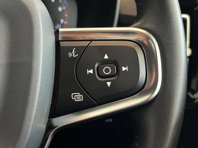 【ステアリングスイッチ】運転中、前方から目線をそらさずにオーディオ等の操作ができるよう、適切に配置されたスイッチ類。安心＆快適なドライブを演出してくれる便利な機能です。