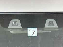 【スズキ　セーフティサポート】走行中に前方の車両等を認識し、衝突しそうな時は警報とブレーキで衝突回避と被害軽減をアシスト。より安全にドライブをお楽しみいただけます。