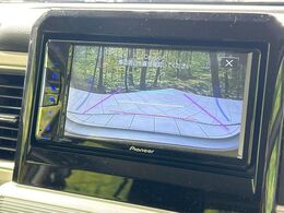 【バックカメラ】駐車時に後方がリアルタイム映像で確認できます。大型商業施設や立体駐車場での駐車時や、夜間のバック時に大活躍！運転スキルに関わらず、今や必須となった装備のひとつです！