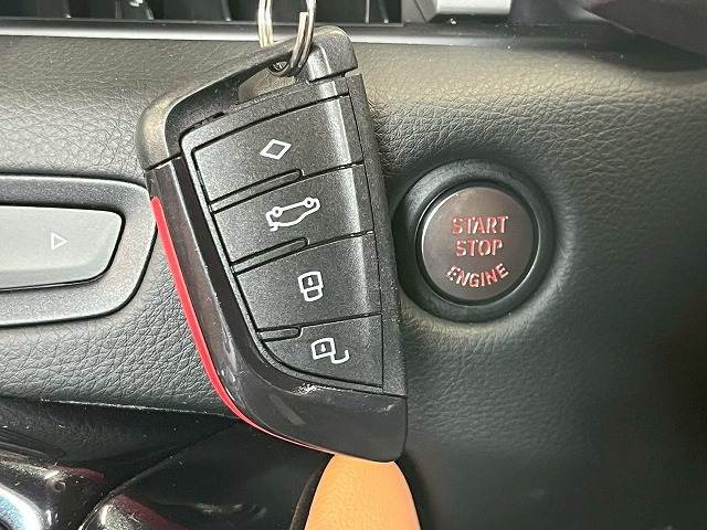 【スマートキー】車内へのアクセスやエンジン始動が楽々に行える今や必須アイテムのキー複製防止の「イモビライザー」まで備わっております。