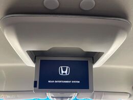 【フリップダウンモニター】大画面モニターで後席でもエンタメをお楽しみいただけます。小さなお子様にも大人気の装備です♪