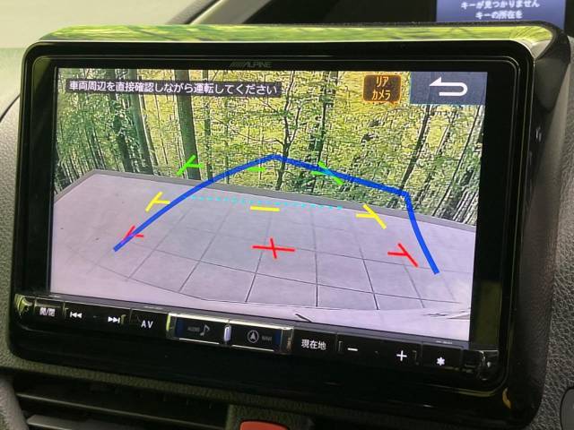 【バックカメラ】駐車時に後方がリアルタイム映像で確認できます。大型商業施設や立体駐車場での駐車時や、夜間のバック時に大活躍！運転スキルに関わらず、今や必須となった装備のひとつです！