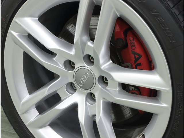 Sラインパッケージに採用される18インチアルミホイールと、Audiロゴがあしらわれた上にレッドペイントが施された大型ブレーキキャリパーが、特別感を強く印象付けています。