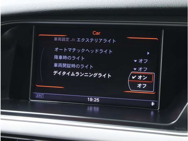 日中にLEDポジショニングランプを点灯する「デイライト機能」を追加装備。通常は表示されないON/OFF切り替えメニューが表示されています。