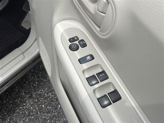 パワーウィンドウでワンタッチで窓の開閉が可能です！