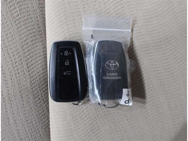 スマートキー2個付きです。