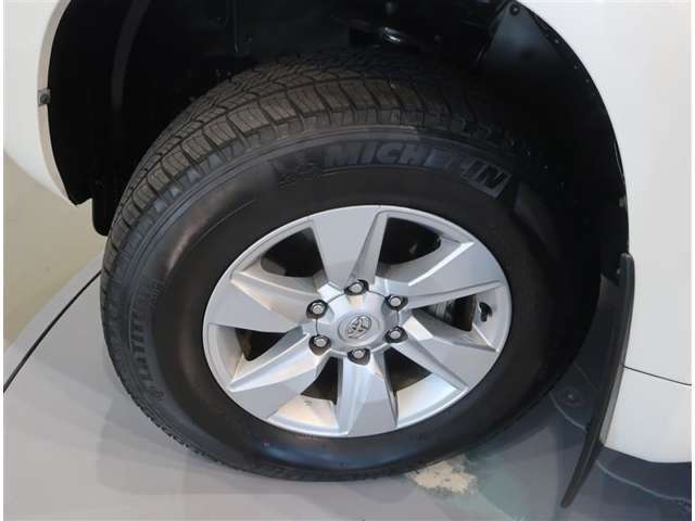 タイヤサイズは265-65R17純正アルミ付きです。