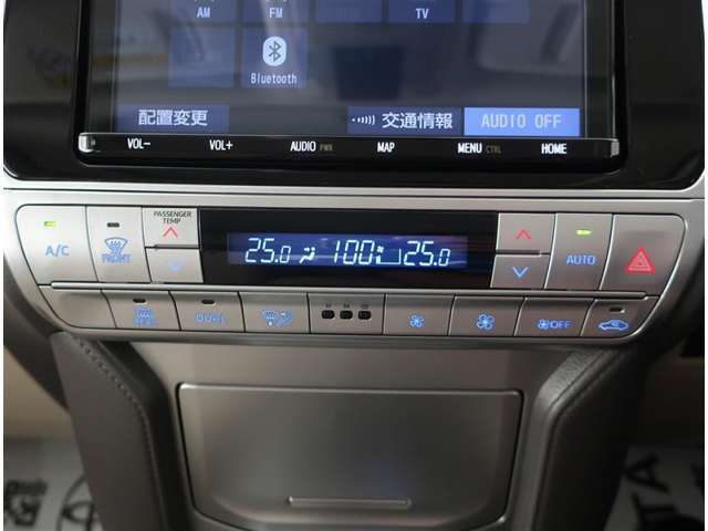 運転席と助手席で設定温度が変えられるオートエアコン付きです。