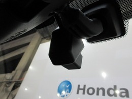 『ドライブレコーダー』動画を残すことで万が一の事態に遭遇した時の必須アイテムです！急ブレーキ・急ハンドルが起こった際、自動で記録が上書きされずに保存され、後でPC等で確認出来ます。