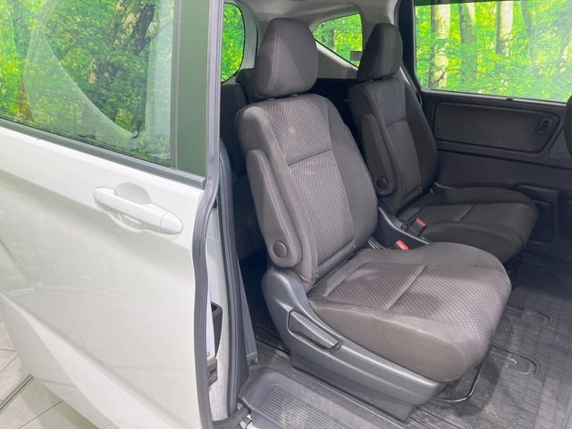 後部座席も気になるようなキズ・汚れやへたり等、大きなダメージはなく、良好な状態です。