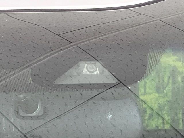 【ホンダセンシング】走行中に前方の車両等を認識し、衝突しそうな時は警報とブレーキで衝突回避と被害軽減をアシスト。より安全にドライブをお楽しみいただけます。