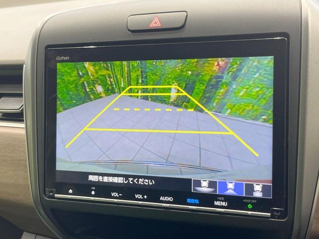 【バックカメラ】駐車時に後方がリアルタイム映像で確認できます。大型商業施設や立体駐車場での駐車時や、夜間のバック時に大活躍！運転スキルに関わらず、今や必須となった装備のひとつです！