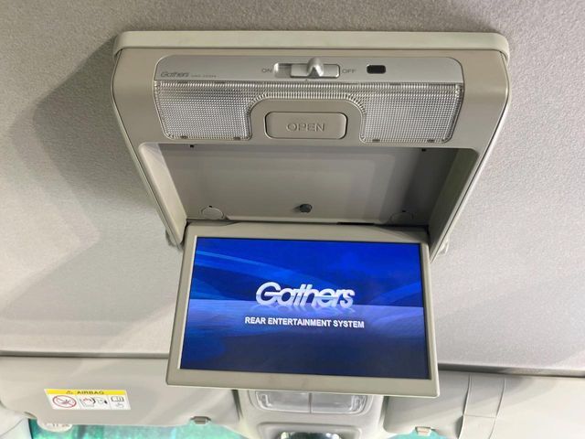 【フリップダウンモニター】大画面モニターで後席でもエンタメをお楽しみいただけます。小さなお子様にも大人気の装備です♪