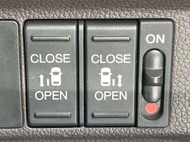 【両側パワースライドドア】スマートキーや運転席のスイッチで後席両側スライドドアの開閉が可能♪電動だから力を入れてドアを開ける必要が無く、小さなお子様でも簡単に開け閉めでき快適です♪