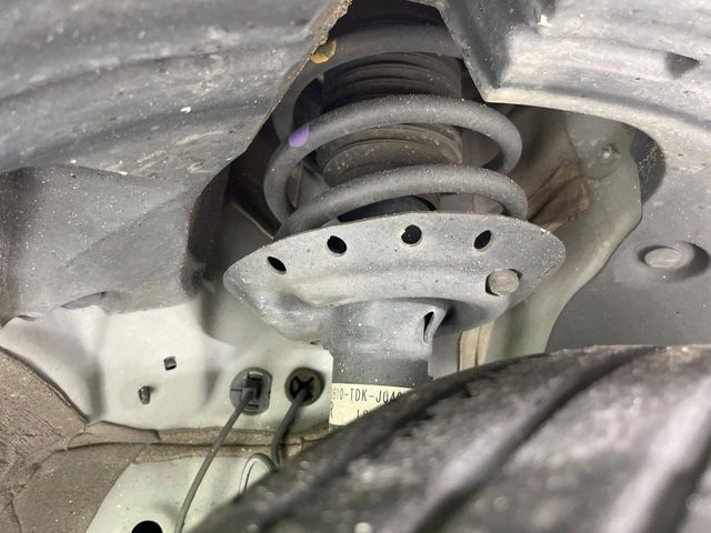 お車を安心してお乗りいただく為には、足回りの定期点検が欠かせません。サービスサポート（有償保証）では無料点検もご提供しており、安心のカーライフをお過ごしいただけるサポート体制が整っています。