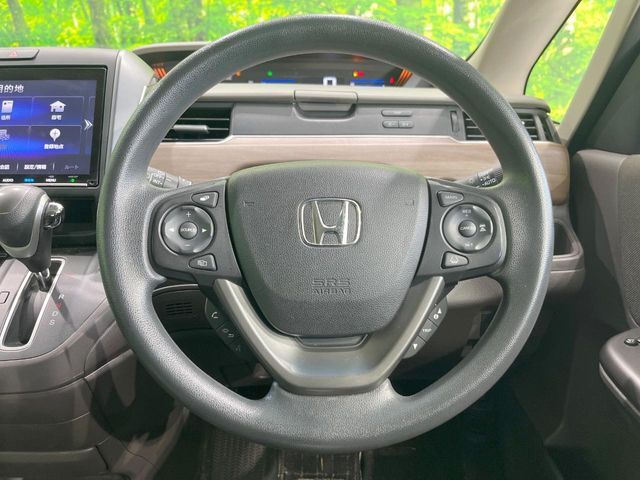 インテリアに合わせたデザインのステアリングは、運転される方のことも考え、運転しやすい形状、大きさです。是非一度、実際に触ってお確かめください。