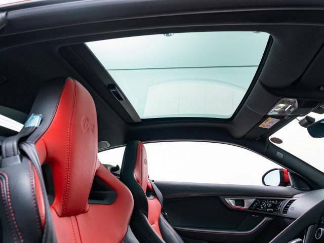 車体幅いっぱいまで広がりより多くの自然光を招き入れるパノラミックルーフ！室内に大きな開放感をもたらすと同時に、手動開閉のブラインドが差し込む光の99％まで遮断。乗員のプライバシーも確保します。