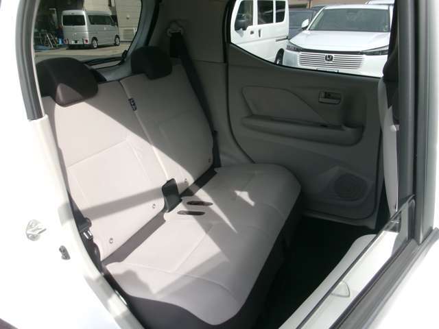 後席可倒式シート（5：5分割、一体スライド）！