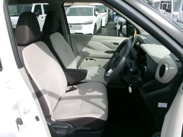 前席ベンチシート！運転席シートリフター！アームレスト！