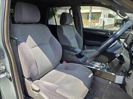 運転席シート廻りは使用感も少なく、良好な状態となっています！シートカバーなどもお好みでオーダーが可能です！お気軽にスタッフまで！
