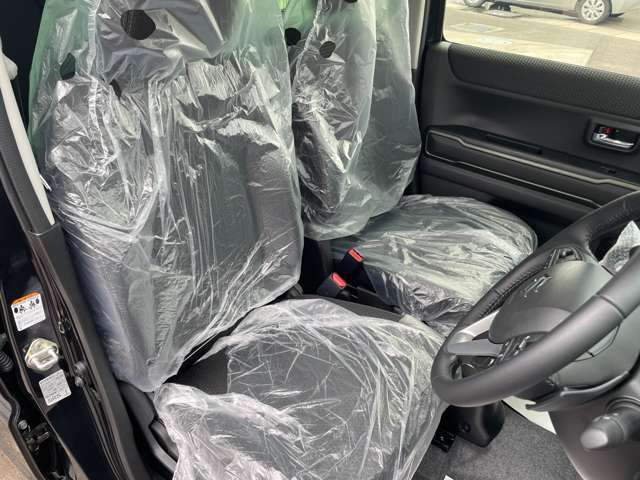 こちらは運転席のシートです。納車前には自社でしっかりクリーニングを行います。また、『AD除菌やシート撥水コーティング（別途料金）』などの、クリーニングメニューもご用意しております。