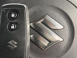 【キーレス】少し離れた場所からでもボタン一つでドアの開錠・施錠ができるのでとっても便利！ドアの鍵穴周りに傷をつけることもありません♪