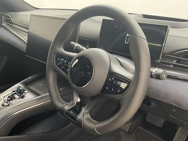 運転席からはヘッドアップディスプレイが付いており、走行に集中できます！