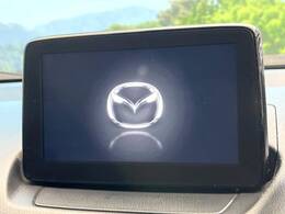 【マツダコネクトナビ】車内の雰囲気にマッチした一体型タイプのナビ。各種車輌設定やBluetooth再生等、様々な機能が楽しめます。直感的なダイヤル操作が可能で、使い勝手も良好です。