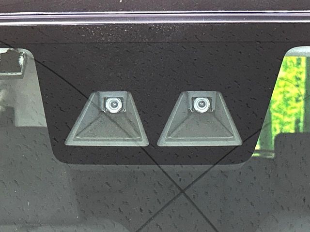 【スマートアシスト】走行中に前方の車両等を認識し、衝突しそうな時は警報とブレーキで衝突回避と被害軽減をアシスト。より安全にドライブをお楽しみいただけます。