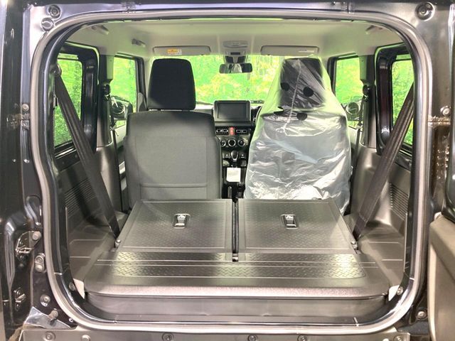 普段のお買い物や通勤、送迎等に十分な荷室スペースを確保しております。セカンドシートを倒すと、大きな荷物の積載も可能です♪