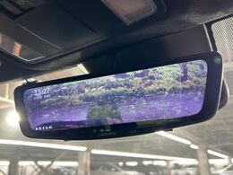 【デジタルルームミラー】後席の大きな荷物や同乗者で後方が確認しづらい時でも安心！カメラが撮影した車両後方の映像をルームミラー内に表示。クリアな視界で状況の確認が可能です！