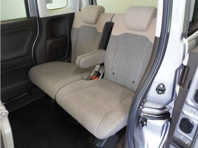 家族やご友人とBBQに行くとき、楽しさは道中の車内から始まっています！このベンチシートに座って、みんなで和気あいあい盛り上がりましょう！