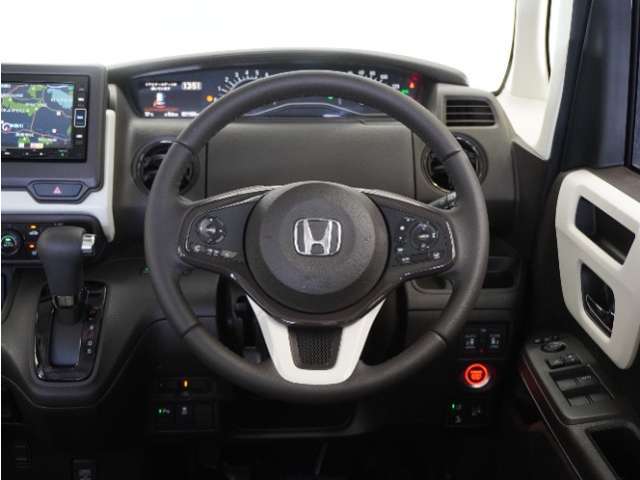 【Honda SENSING】 カメラ等装置で精度の高い検知能力を発揮、安全運転を支援します。ステアリング上のコントローラーに注目！