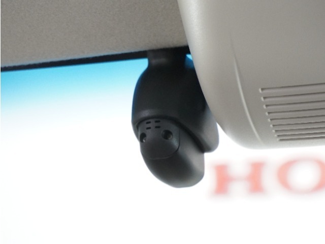 ◆ドライブレコーダー◆映像・音声などを記録する自動車用の装置です。　もしもの事故の際の記録はもちろん、旅行の際の思い出としてドライブの映像を楽しむことができます。