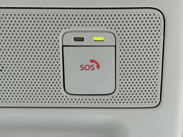 SOSコールは、急病時や危険を感じた時などにコールスイッチを押すと、専門のオペレーターが警察や消防への連携をサポートします。また、エアバック展開時は自動通報されます。