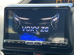 【BIG-Xナビ】人気の大画面BIG-Xナビを装備。専用設計で車内の雰囲気にマッチ！ナビ利用時のマップ表示は見やすく、テレビやDVDは臨場感がアップ！いつものドライブがグッと楽しくなります♪