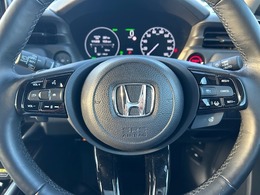 ハンドル左側にはオーディオコントローラーがついております。右側にはクルーズコントロール機能などのボタンがついており、高速道路走行時の負担を軽減します。