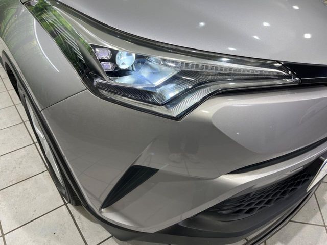 【LEDヘッドライト】悪天候や夜間走行時も良好な視界を確保し安心して運転できる高輝度LEDヘッドライトを装備！点灯速度が早く、消費電力も抑えられています。