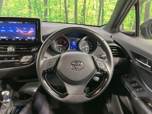インテリアに合わせたデザインのステアリングは、運転される方のことも考え、運転しやすい形状、大きさです。是非一度、実際に触ってお確かめください。
