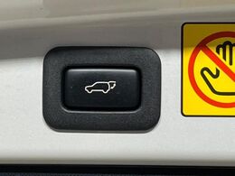 【パワーバックドア】スマートキーや運転席のボタンを押すだけでリアゲートが自動で開閉します！荷物を持っている時や、高い位置にあるバックドアを閉める際に便利な機能です♪