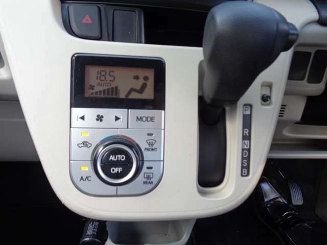 オートエアコン装備です　設定温度に室温を保ってくれますので常に車内は快適です