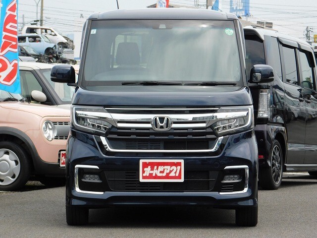 令和3年式NBOXカスタムです。走行64000km、紺色のお車です。