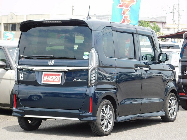 弊社は自動車（新車・中古車)の販売だけではなく、自社整備工場1カ所、鈑金工場2カ所を所有しております。