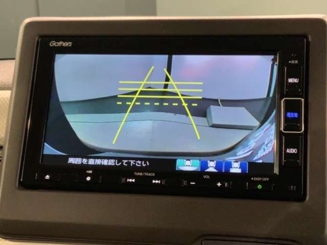 リバースギアに入れるだけで後方の表示へ切り替わります。夜間や雨の日の駐車も楽になりますよ。