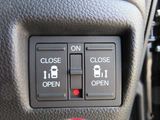 『両側電動スライドドア』　スーパーなどでの狭い駐車場でも乗り降りが楽々♪お子様が隣の車にドアを当ててしまう心配もございません！小さなお子様連れの方もこれで安心。