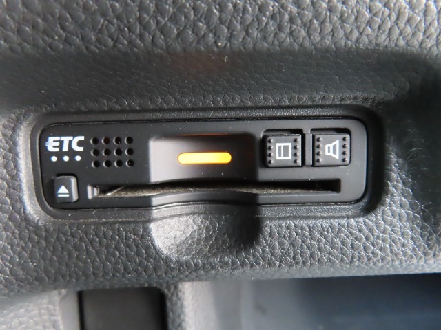 『ETC搭載』　高速利用時に便利なETCを搭載しております。高速道路での利用がスムーズになります！これで長旅も楽々♪納車時にセットアップをさせていただきますので、カードを差し込むだけでご利用いただけま